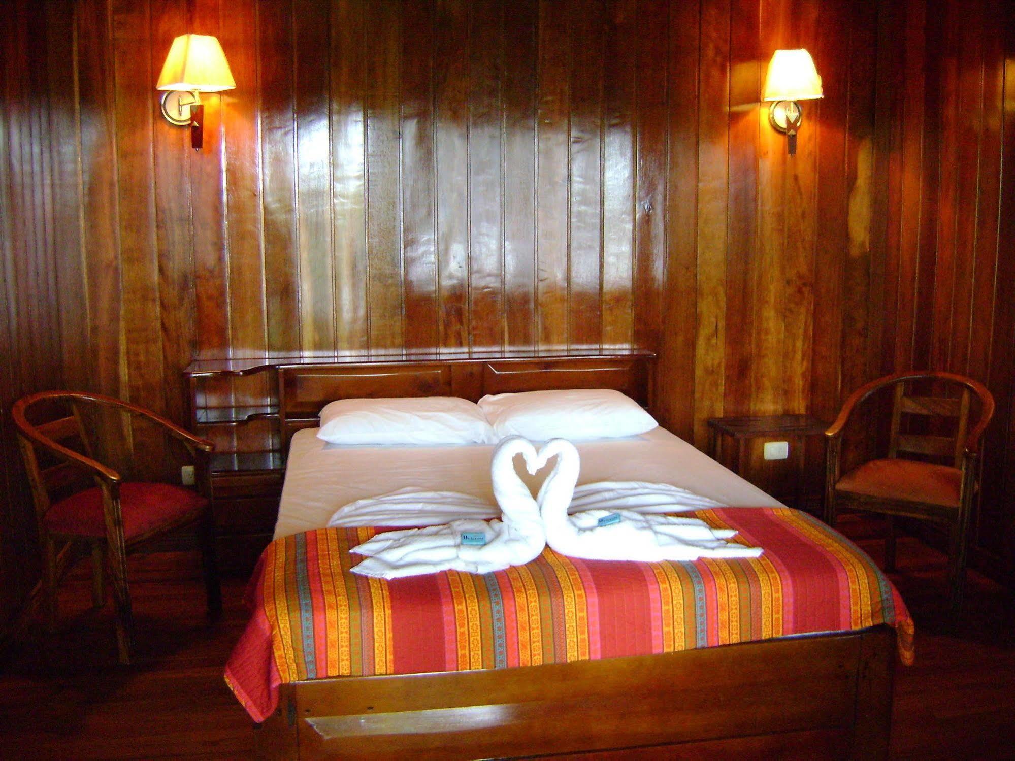 Miss Junies Lodge Тортугеро Екстер'єр фото