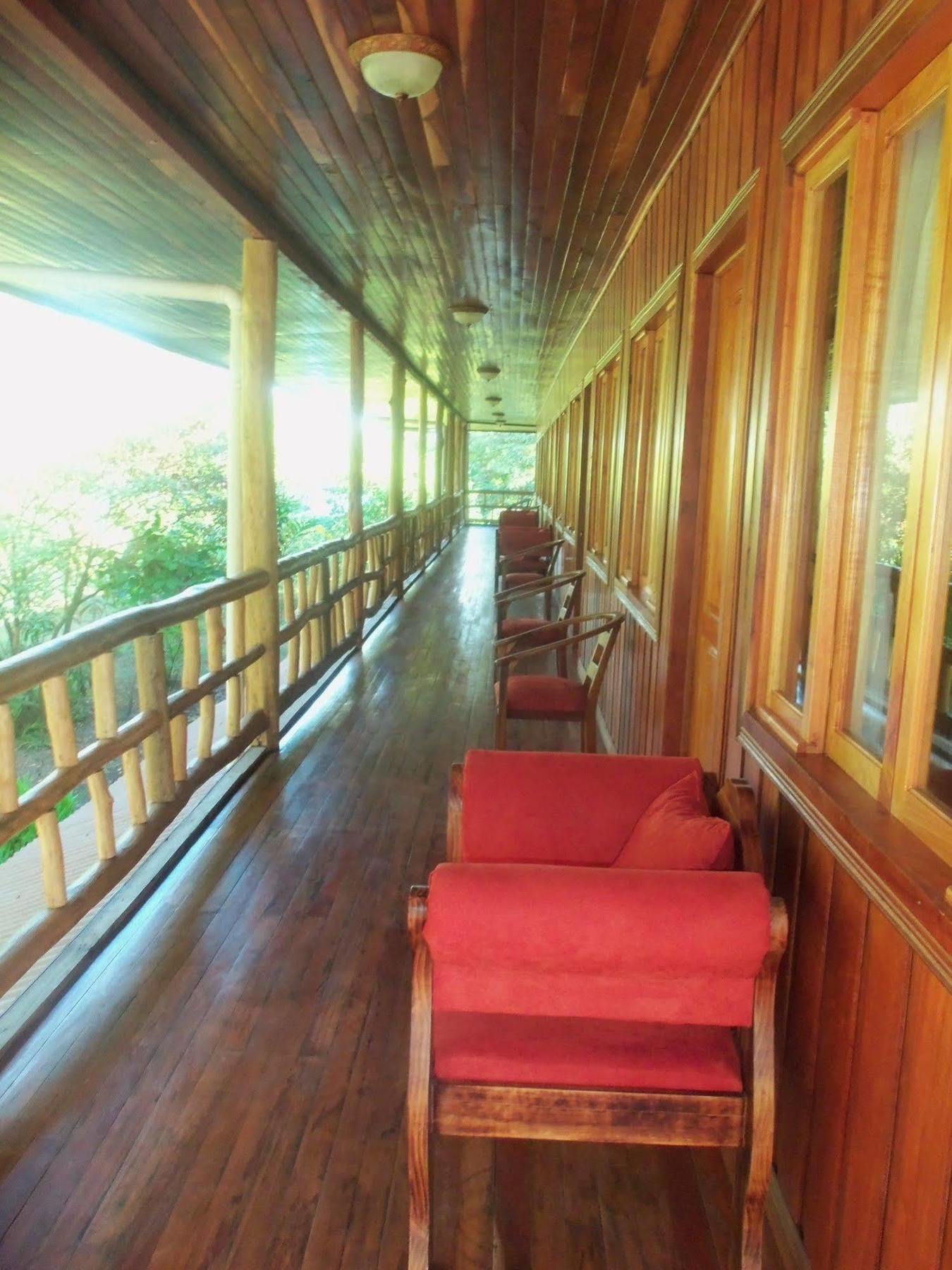 Miss Junies Lodge Тортугеро Екстер'єр фото